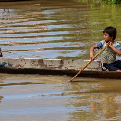 community-Peru-kinds-in-canoe-in-Blanco-River_by-CEDIA